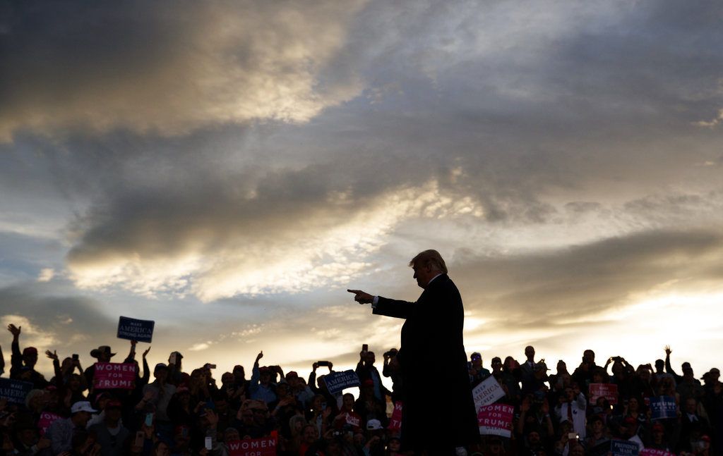 El presidente Donald Trump se presenta ante partidarios en un acto de campaña en el Minuteman Aviation Hangar, el jueves 18 de octubre de 2018, en Missoula, Montana. (AP Foto/Carolyn Kaster)