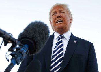 El presidente Donald Trump hace declaraciones a la prensa antes de abordar el avión presidencial Air Force One en el aeropuerto regional Elko, en Elko, Nevada, al término de un acto de campaña, el sábado 20 de octubre de 2018. Foto: Carolyn Kaster / AP.