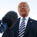 El presidente Donald Trump hace declaraciones a la prensa antes de abordar el avión presidencial Air Force One en el aeropuerto regional Elko, en Elko, Nevada, al término de un acto de campaña, el sábado 20 de octubre de 2018. Foto: Carolyn Kaster / AP.