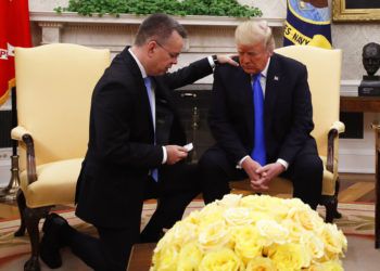 El presidente Donald Trump ora con el pastor estadounidense Andrew Brunson en la Oficina Oval de la Casa Blanca en Washington, el sábado 13 de octubre de 2018, tras la liberación de Brunson en Turquía. Foto: Jacquelyn Martin / AP.