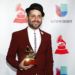 En esta foto del 16 de noviembre del 2017, Eduardo Cabra posa en la sala de prensa tras ganar el Latin Grammy al productor del año en Las Vegas. Cabra lanzó el viernes 19 de octubre del 2018 su primer álbum post Calle 13 con su nuevo proyecto Trending Tropics, con Vicente García. El músico puertorriqueño laureado con 24 Latin Grammys está nominado a otros tres, incluyendo nuevamente a productor del año. Foto: Eric Jamison / Invision / AP.