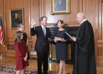 El juez en retiro Anthony M. Kennedy, derecha, dirige el proceso de juramento judicial del jurista Brett Kavanaugh, en una ceremonia en privado en la Sala de Conferencias del edificio de la Corte Suprema. Kavanaugh fue acompañado por su esposa y sus hijas. Foto: Fred Schilling / Collection of the Supreme Court of the United States vía AP.