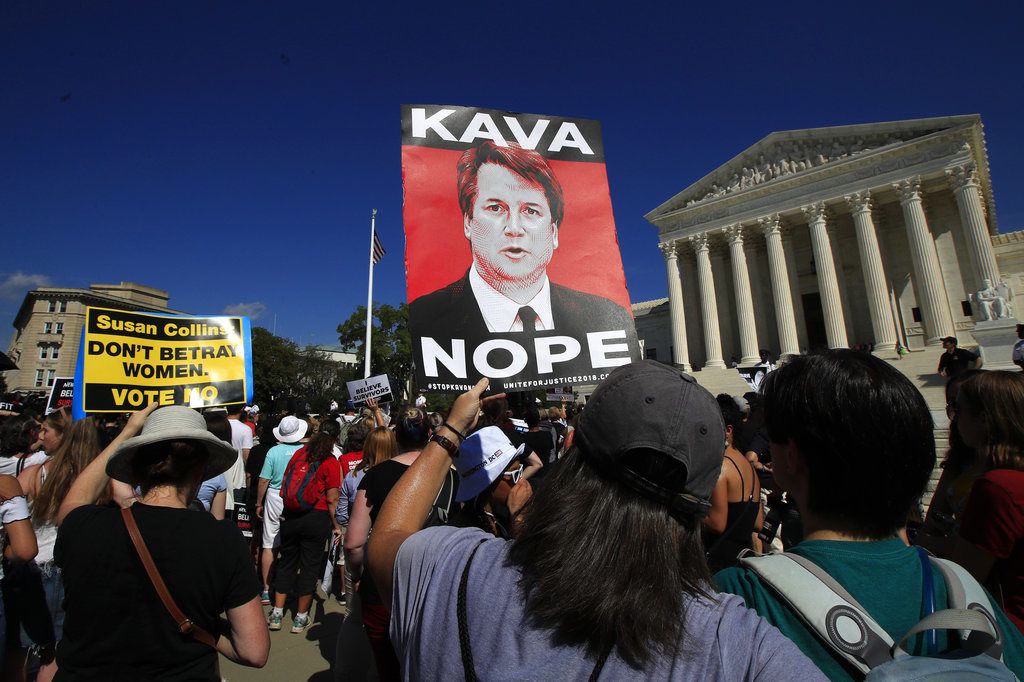Manifestantes protestan contra el nominado a la Corte Suprema Brett Kavanaugh el jueves 4 de octubre de 2018, en Washington. El Senado votó el viernes 51-49 en favor de proceder con la votación final sobre la nominación. (AP Foto/Manuel Balce Ceneta)