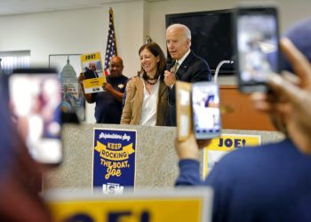 El ex vicepresidente Joe Biden abraza a Elaine Luria, cadidata demócrata por el Distrito 2 de Virginia, enfrente de trabajadores sindicalizados el viernes 19 de octubre del 2018 en Newport News, Virginia. Foto: Jonathon Gruenke/The Daily Press vía AP.