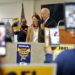 El ex vicepresidente Joe Biden abraza a Elaine Luria, cadidata demócrata por el Distrito 2 de Virginia, enfrente de trabajadores sindicalizados el viernes 19 de octubre del 2018 en Newport News, Virginia. Foto: Jonathon Gruenke/The Daily Press vía AP.