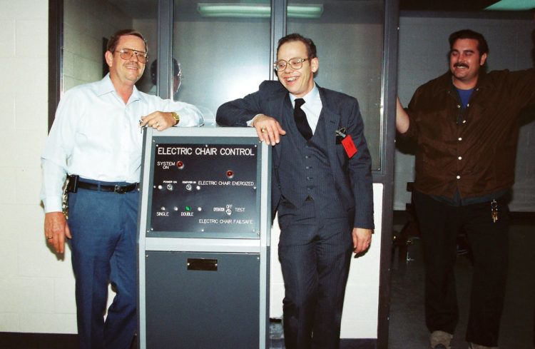 En esta foto sin fecha distribuida por Fred Leuchter, centro, se ve la consola de control de la silla eléctrica construida por él. Foto: Cortesía de Fred Leuchter vía AP.