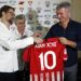 El consejero delegado del Club Atlético de Madrid, Miguel Ángel Gil Marín (d), entrega una camiseta del Club al embajador de España en Cuba, Juan Jose Buitrago (i), junto al comisionado nacional de Fútbol en Cuba, Luis Hernández (c), este martes 2 de octubre de 2018, en La Habana. Foto: Ernesto Mastrascusa / EFE.