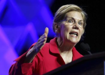 ARCHIVO - En esta fotografía de archivo del 1 de junio de 2018, la senadora Elizabeth Warren, demócrata de Massachusetts, habla en la Convención Massachusetts 2018 del Partido Demócrata en Worcester, Massachusetts. (AP Foto/Elise Amendola)