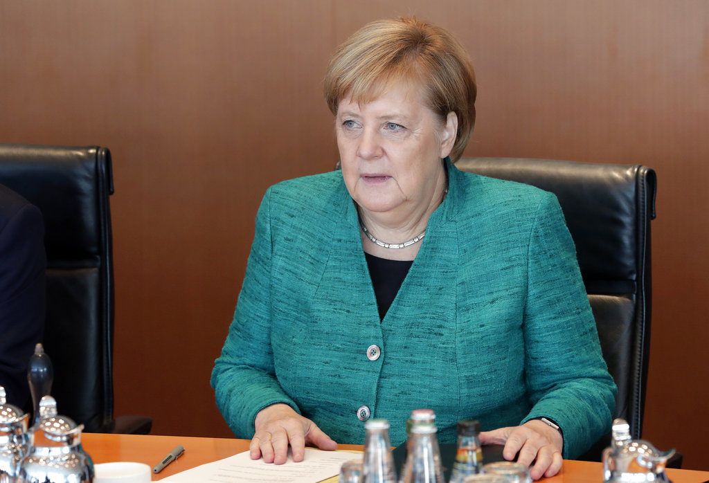 La canciller de Alemania, Angela Merkel, durante la reunión semanal de su gobierno en la cancillería, en Berlín, el 2 de octubre de 2018. (AP Foto/Michael Sohn)