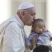 El papa Francisco besa a un niño a su llegada a la Plaza de San Pedro a bordo del papamóvil para su audiencia general semanal, en el Vaticano, el 10 de octubre de 2018. (AP Foto/Gregorio Borgia)