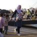 Una mujer siria con sus hijos desembarca de un ferry, en el puerto de El Pireo, cerca de Atenas, el martes 25 de septiembre de 2018. (AP Foto/Petros Giannakouris)