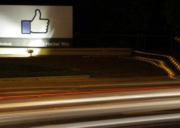 Símbolo de Facebook en un cartel fuera de la sede de la empresa en Menlo Park, California, 2013. Foto: Marcio José Sánchez / AP.