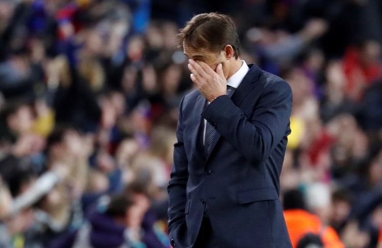 El ya ex entrenador del Real Madrid, Julen Lopetegui, se lleva la mano a la cara tras el quinto gol del Barcelona en el partido de la décima jornada de Liga que el Barcelona y el Real Madrid disputaron hoy en el estadio Camp Nou de Barcelona. Foto: Toni Albir / EFE.