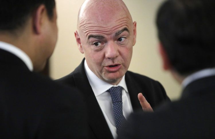 El presidente de la FIFA Gianni Infantino conversa con algunos participantes en una reunión de la Confederación Asiática de Fútbol llevada a cabo en Moscú el 11 de junio del 2018. Foto: Dmitri Lovetsky / AP / Archivo.