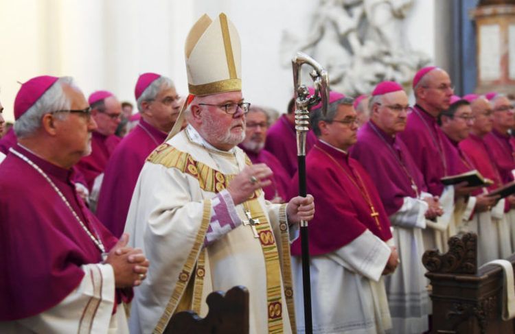 El cardenal Reinhard Marx, centro, obispo de Munich y Freising y titular de la Conferencia de Obispos Alemanes, arriba a la misa de apertura de la conferencia episcopal en Fulda, Alemania, martes 25 de septiembre de 2018. Los obispos discutirán un informe sobre los abusos sexuales en la Iglesia católica alemana. Foto: Arne Dedert / dpa vía AP.