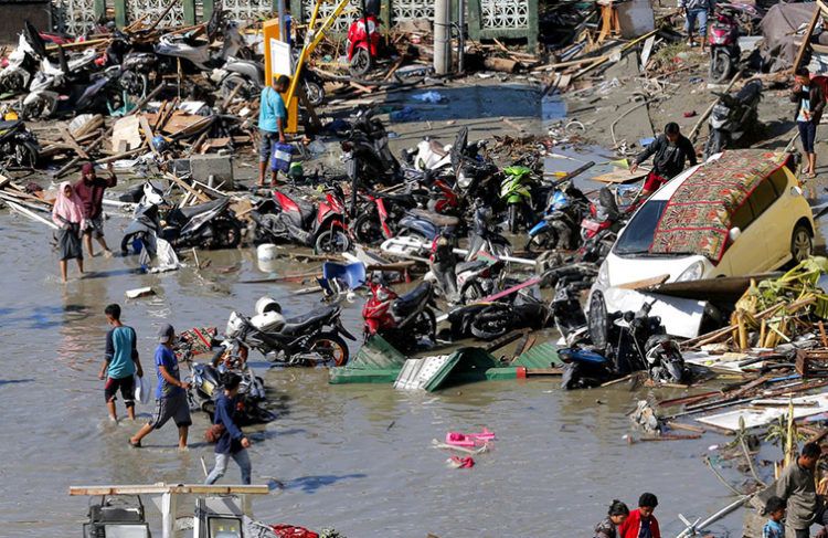 Personas evalúan los daños fuera de un centro comercial tras el terremoto y tsunami que azotó Palu, en Célebes Central, Indonesia, el domingo 30 de septiembre de 2018. Foto: Tatan Syuflana / AP.