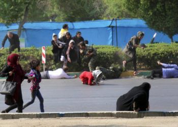 En esta fotografía facilitada por la agencia noticiosa Mehr, varios civiles corren en busca de refugio luego de desatarse un tiroteo durante un desfile militar en la ciudad de Ahvaz, Irán, el sábado 22 de septiembre de 2018. Foto: Agencia noticiosa Mehr, Mehdi Pedramkhoo/AP.