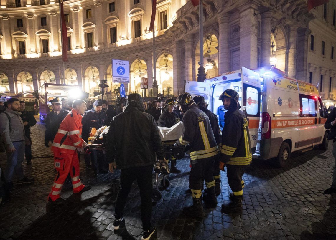 Bomberos desalojan a una persona que resultó lesionada después de que fallara la escalera eléctrica en la estación del metro “Repubblica” en Roma el martes, 23 de octubre de 2018. (Claudio Peri/ANSA vía AP)