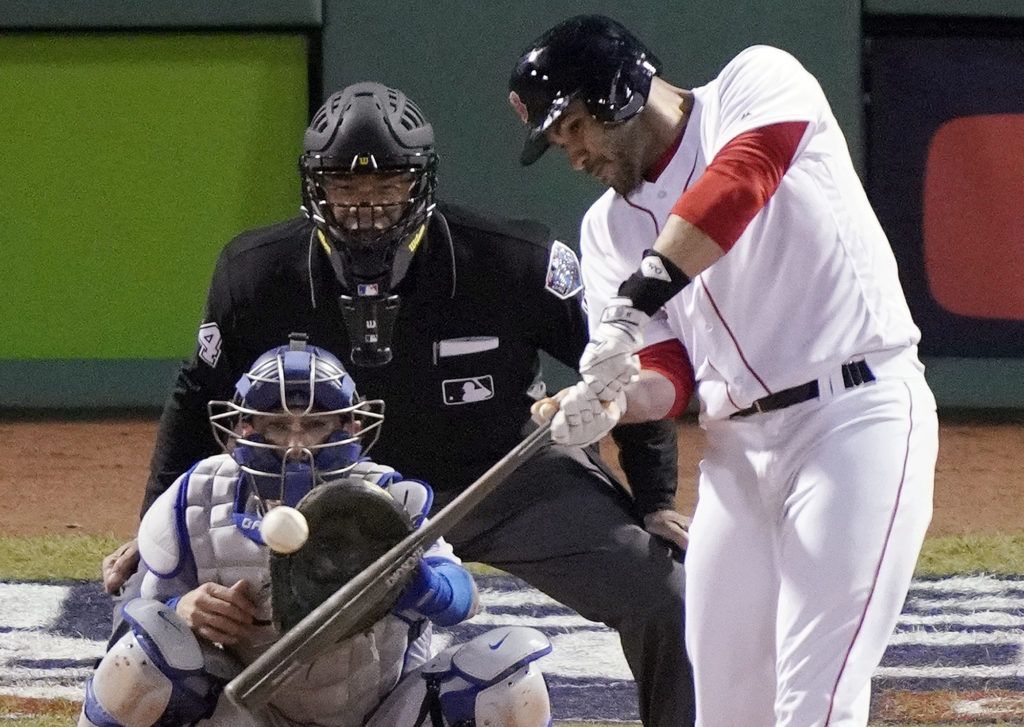 Martínez impulsó las dos carreras decisivas para Boston.  (AP Foto/Elise Amendola)