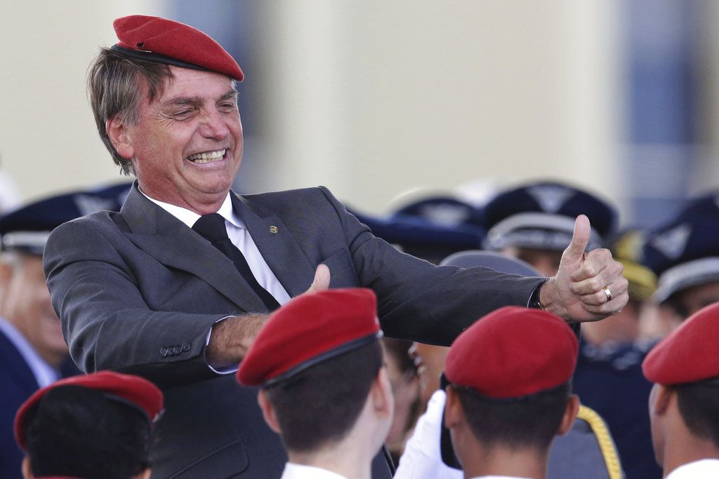 El candidato conservador a la presidencia de Brasil, Jair Bolsonaro, levanta los pulgares mientras posa para una fotografía con los cadetes durante una ceremonia del Día del Ejército en Brasilia, Brasil. Foto: Eraldo Peres.