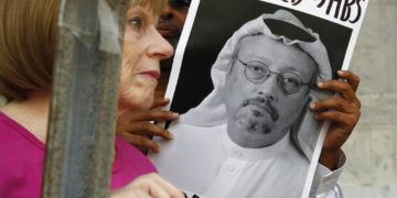 Dos personas sostienen carteles durante una protesta ante la embajada de Arabia Saudí por la desaparición del periodista saudí Jamal Khashoggi, el 10 de octubre de 2018, en Washington. Foto: Jacquelyn Martin/AP.