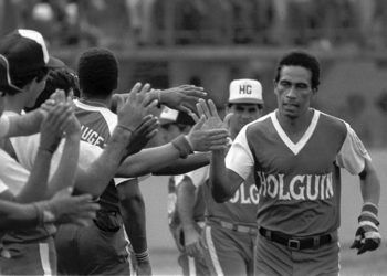 Jorge Cruz (der) celebra uno de sus jonrones vistiendo el uniforme de Holguín. Foto: Recorte de prensa / Archivo de Oreidis Pimentel.