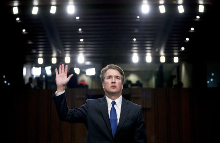 El nominado a la Corte Suprema de Estados Unidos Brett Kavanaugh mientras es juramentado ante la Comisión Judicial del Senado en el Capitolio, en Washington, el 4 de septiembre pasado. Foto: Andrew Harnik / AP.