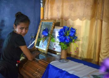 Una joven llora junto al ataúd con los restos de Leyling Chavarría, quien murió cuando la policía y los paramilitares atacaron una barricada establecida por manifestantes antigubernamentales en Jinotega, Nicaragua. Foto: Cristobal Venegas / AP.