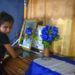 Una joven llora junto al ataúd con los restos de Leyling Chavarría, quien murió cuando la policía y los paramilitares atacaron una barricada establecida por manifestantes antigubernamentales en Jinotega, Nicaragua. Foto: Cristobal Venegas / AP.