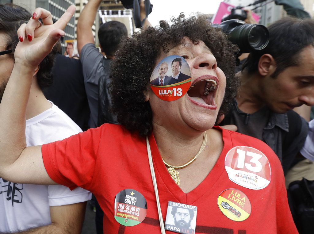 Una mujer grita lemas en apoyo a Fernando Haddad, candidato presidencial del Partido de los Trabajadores, durante un mitin de campaña en Sao Paulo, Brasil. Foto: Andre Penner/AP.