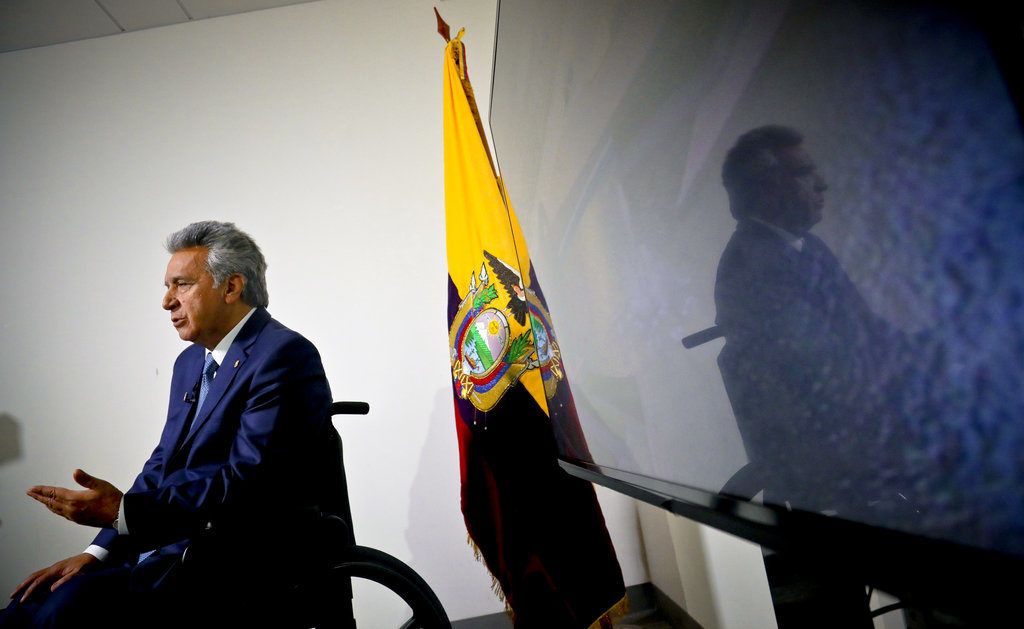 El presidente ecuatoriano Lenín Moreno habla durante una entrevista, al margen de la Asamblea General de las Naciones Unidas, el miércoles 26 de septiembre del 2018. Moreno dijo a The Associated Press que Ecuador y Gran Bretaña contemplan una solución a la situación del fundador de Wikileaks Julian Assange y que esa iniciativa la están considerando los abogados del australiano encerrado en la embajada ecuatoriana en Londres. (AP Foto/Bebeto Matthews)