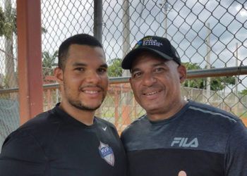 Lionard y Orestes Kindelán durante una sesión de entrenamiento en Miami. Foto: Jorge Ebro