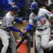 Yasiel Puig (derecha) es saludado tras su jonrón de tres carreras que apuntaló el éxito de los Dodgers ante los Cerveceros de Milwaukee y confirmó el pase de la franquicia de Los Ángeles a la Serie Mundial. Foto: Tannen Maury / EFE / EPA.