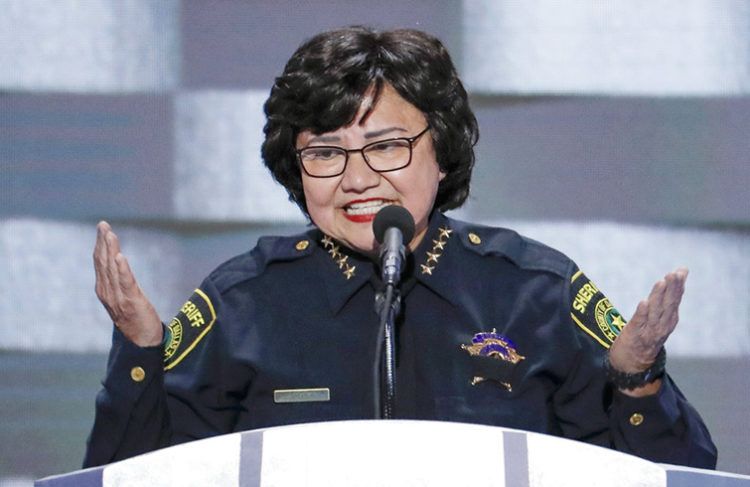 La sheriff del condado de Dallas, Texas, Lupe Valdez, candidata a la Gobernación de Texas por el Partido Demócrata en las elecciones de noviembre de 2018. Foto: J. Scott Applewhite / AP / Archivo.