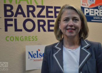 Mary Barzee Flores en su sede principal de la campaña electoral en Hialeah. Foto: Marita Pérez Díaz.