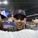 El puertorriqueño Alex Cora, piloto de los Medias Rojas de Boston, festeja el triunfo en la Serie de Campeonato de la Liga Americana, el jueves 18 de octubre de 2018, ante los Astros de Houston (AP Foto/David J. Phillip)