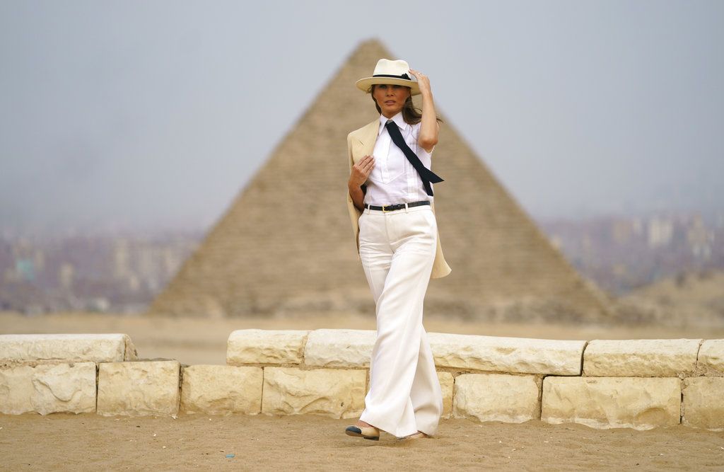 La primera dama de EE.UU. Melania Trump visita el sitio histórico de las Pirámides de Gizé en las afueras de El Cairo, Egipto, sábado 6 de octubre de 2018. Foto: Carolyn Kaster/AP.