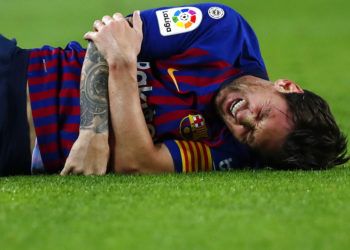 El delantero argentino Lionel Messi tras lesionarse durante un partido de la Liga española contra Sevilla, el sábado 20 de octubre de 2018. Foto: Manu Fernández / AP.