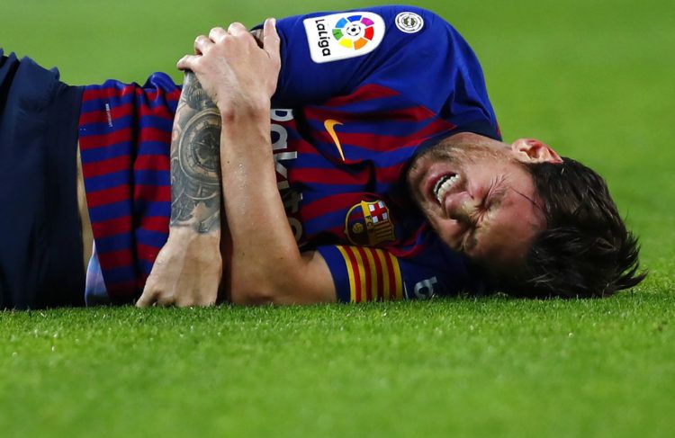 El delantero argentino Lionel Messi tras lesionarse durante un partido de la Liga española contra Sevilla, el sábado 20 de octubre de 2018. Foto: Manu Fernández / AP.