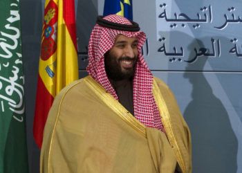 ARCHIVO - En esta fotografía de archivo del 12 de abril de 2018, el príncipe heredero saudí Mohammed bin Salman se prepara para irse tras una ceremonia con el jefe de gobierno español Mariano Rajoy en Madrid, España. (AP Foto/Paul White, archivo)