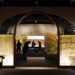 Los artículos a exhibir son preparados dentro del Museo de la Biblia, el lunes 30 de octubre de 2017, en Washington. (AP Foto/Jacquelyn Martin)