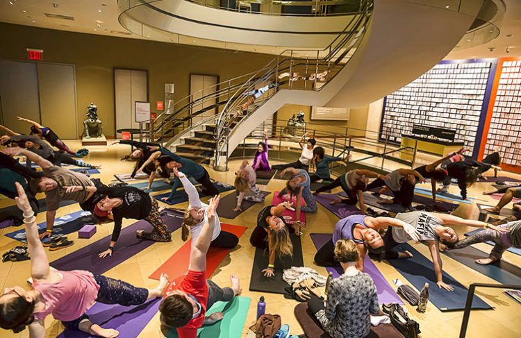 El maestro de 100 años Tao Porchon-Lynch imparte una clase de yoga en el Museo Rubin de Arte en Nueva York. Foto: Chas Kimbrell / NY YOGA + LIFE / Rubin Museum of Art vía AP.