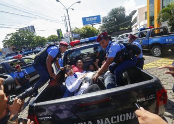 Manifestantes son detenidos y transportados por policías después de disolver una marcha en Managua, Nicaragua, el domingo 14 de octubre de 2018. (AP Foto/Alfredo Zúñiga)