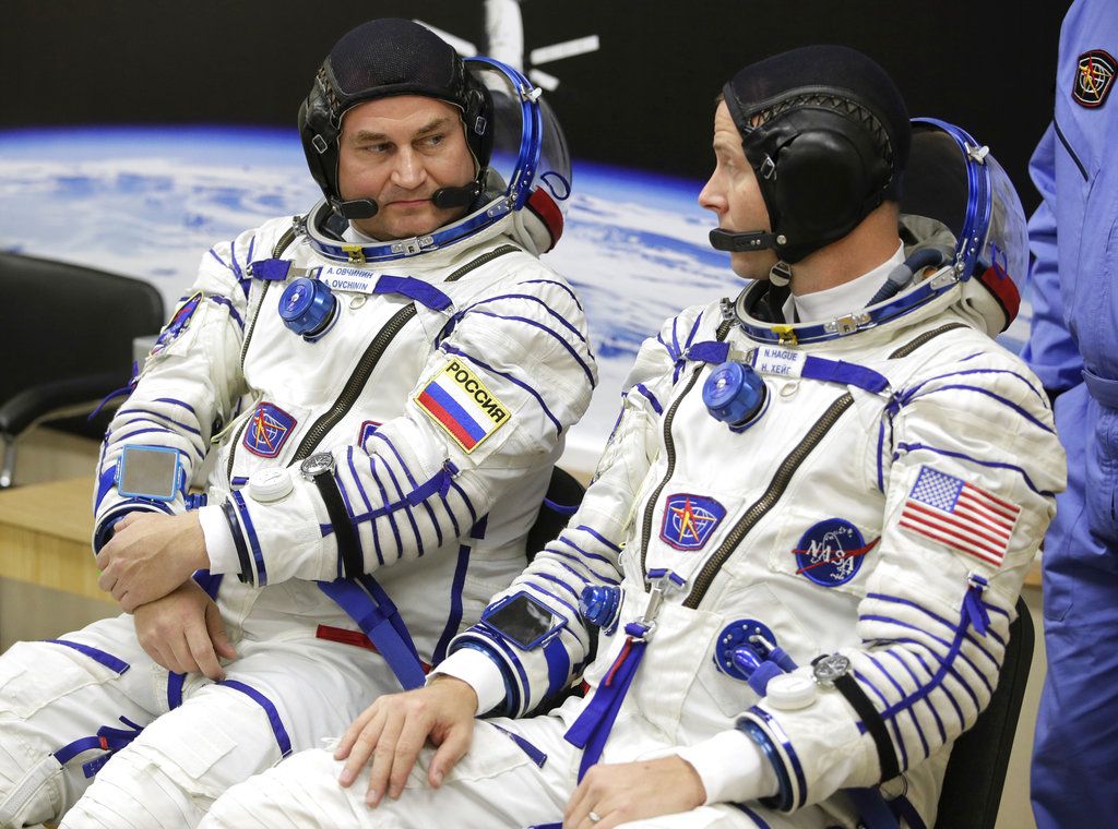 El astronauta estadounidense Nick Hague (derecha) y el cosmonauta ruso Alexey Ovchinin hablan antes de despegar a bordo de una cápsula Soyuz MS-10 hacia la Estación Espacial Internacional, en Baikonur, Kazajistán, el 11 de octubre de 2018. Foto: Dmitri Lovetsky/AP.