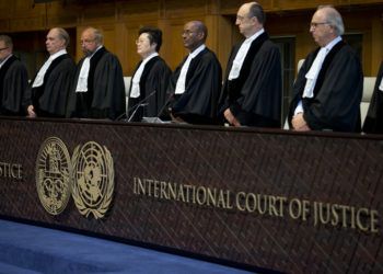 Los jueces entran a la Corte Internacional de Justicia en La Haya, Holand,a miércoles 3 de octubre de 2018. El principal tribunal de Naciones Unidas ordenó a Estados Unidos que levante las sanciones a Irán que afectan a la importación de bienes y productos humanitarios y de servicios ligados a la seguridad de la aviación civil. Foto: Peter Dejong / AP.