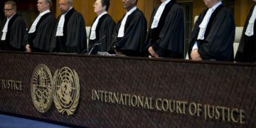 Los jueces entran a la Corte Internacional de Justicia en La Haya, Holand,a miércoles 3 de octubre de 2018. El principal tribunal de Naciones Unidas ordenó a Estados Unidos que levante las sanciones a Irán que afectan a la importación de bienes y productos humanitarios y de servicios ligados a la seguridad de la aviación civil. Foto: Peter Dejong / AP.