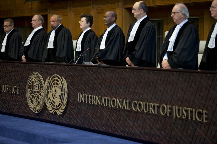 Los jueces entran a la Corte Internacional de Justicia en La Haya, Holand,a miércoles 3 de octubre de 2018. El principal tribunal de Naciones Unidas ordenó a Estados Unidos que levante las sanciones a Irán que afectan a la importación de bienes y productos humanitarios y de servicios ligados a la seguridad de la aviación civil. Foto: Peter Dejong / AP.