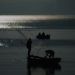 Pescadores en la bahía de Matanzas. Foto: Otmaro Rodríguez.