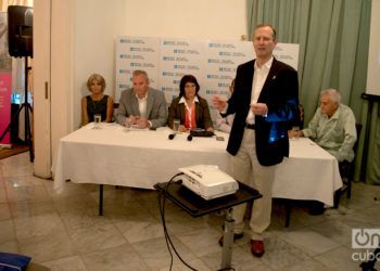 El embajador del Reino Unidos en Cuba, Antony Stokes, en la apertura de un panel sobre los 20 años del British Council en la Isla. Foto: Otmaro Rodríguez.