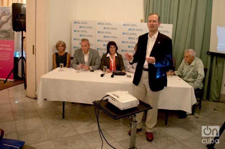 El embajador del Reino Unidos en Cuba, Antony Stokes, en la apertura de un panel sobre los 20 años del British Council en la Isla. Foto: Otmaro Rodríguez.